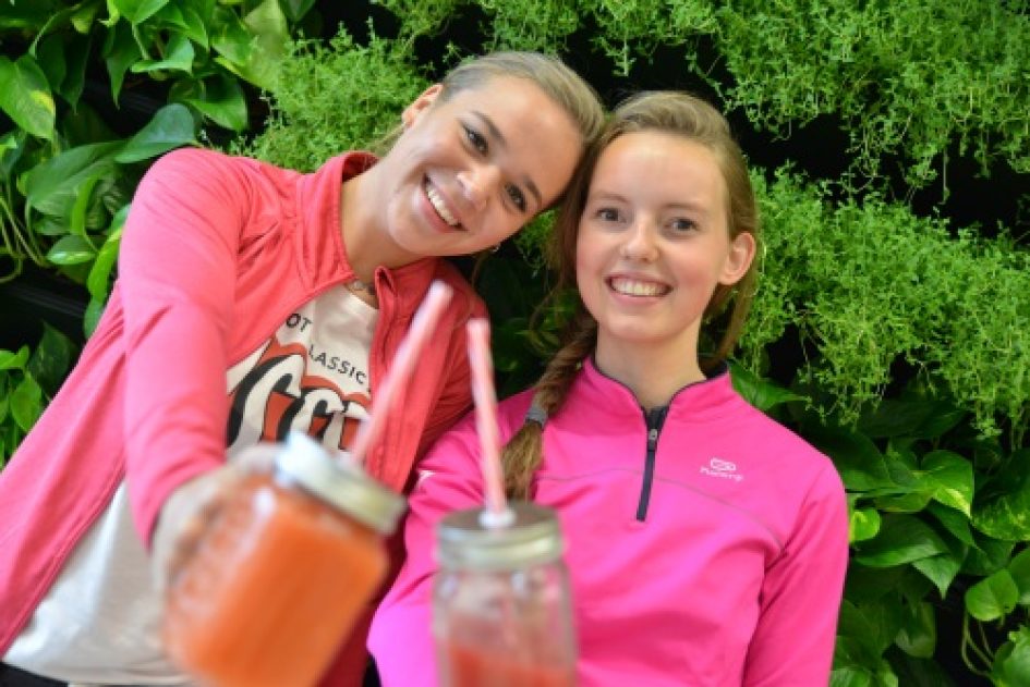Studenten Food & Lifestyle proosten met smoothies