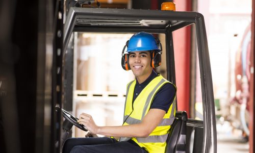 Student Logistiek in geel hesje op heftruck