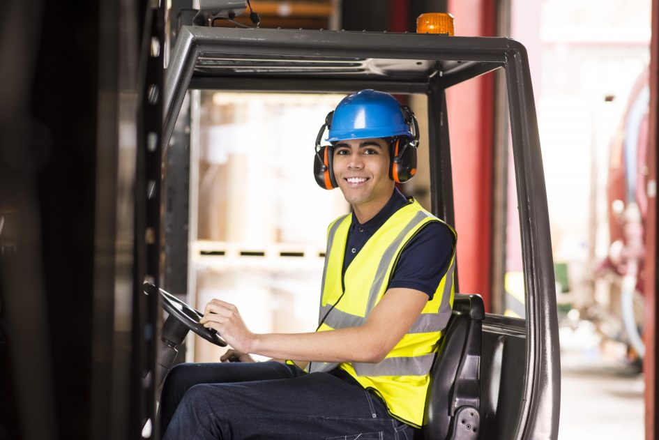 Student Logistiek in geel hesje op heftruck