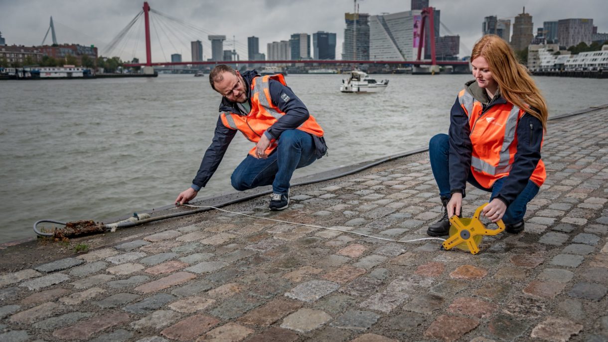 Twee studenten Inspecteur Leefomgeving op kade