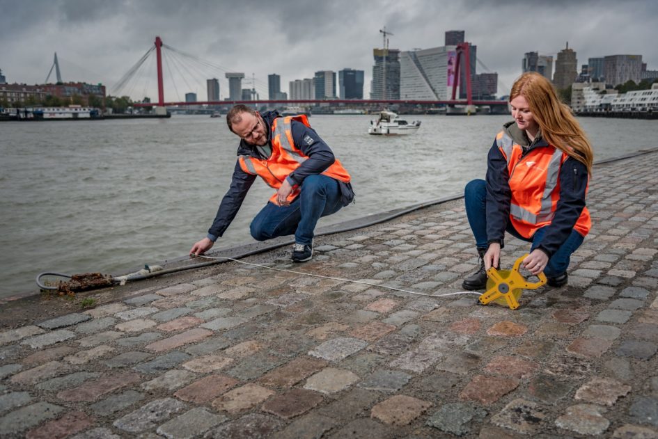 Twee studenten Inspecteur Leefomgeving op kade