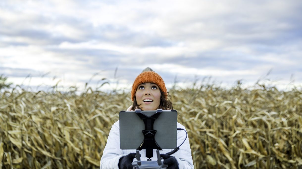 meisje met tablet in veld