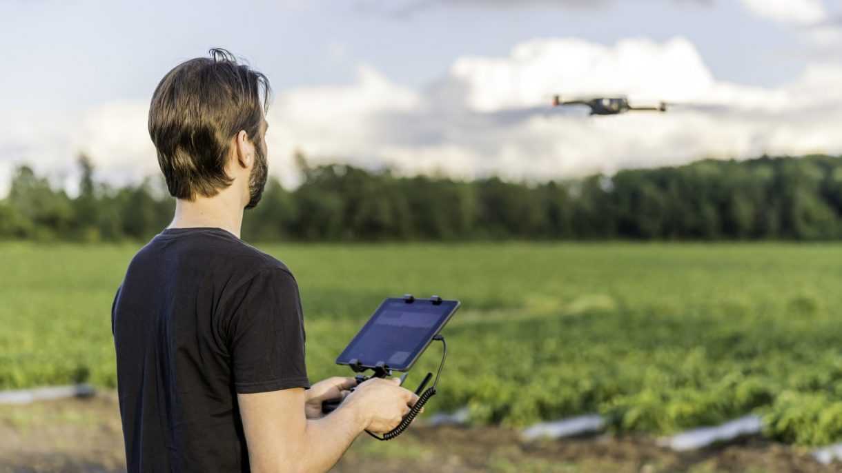 jongen bestuurt drone