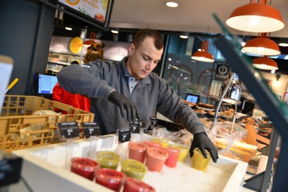 Student Handel en Ondernemen schikt smoothies in display