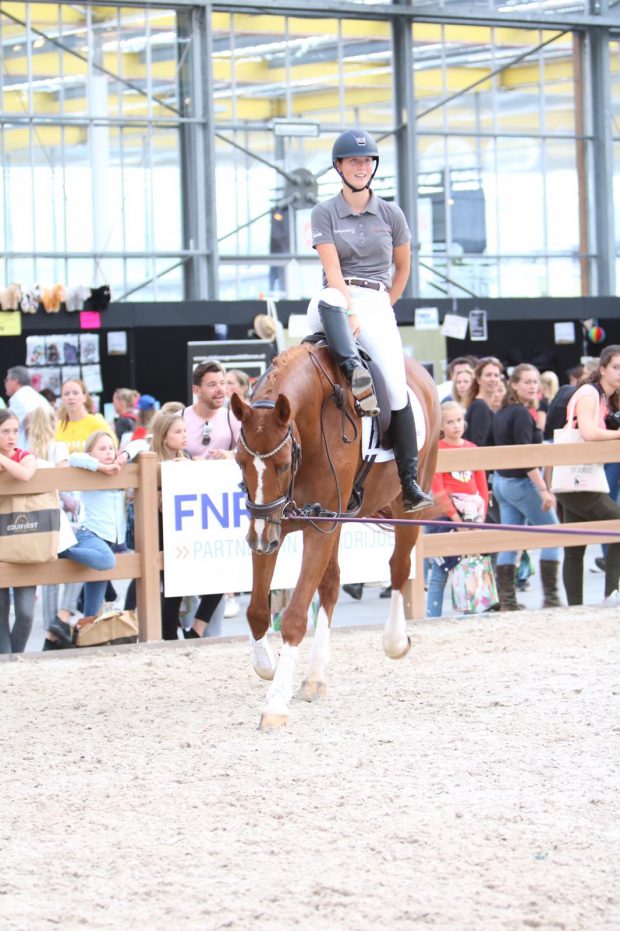 Student paardensport Lentiz MBO Maasland op een springpaard bij Horse event 2019