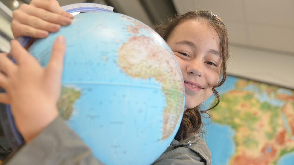 Meisje met wereldbol