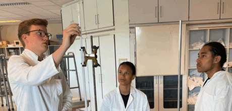 leerlingen krijgen practicum NaSk