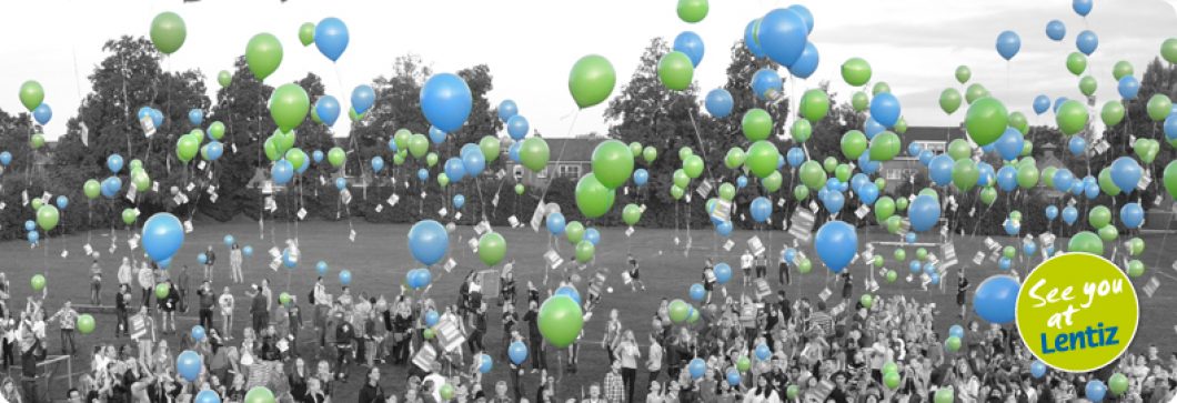 oplaten van ballonnen op het sportveld van school