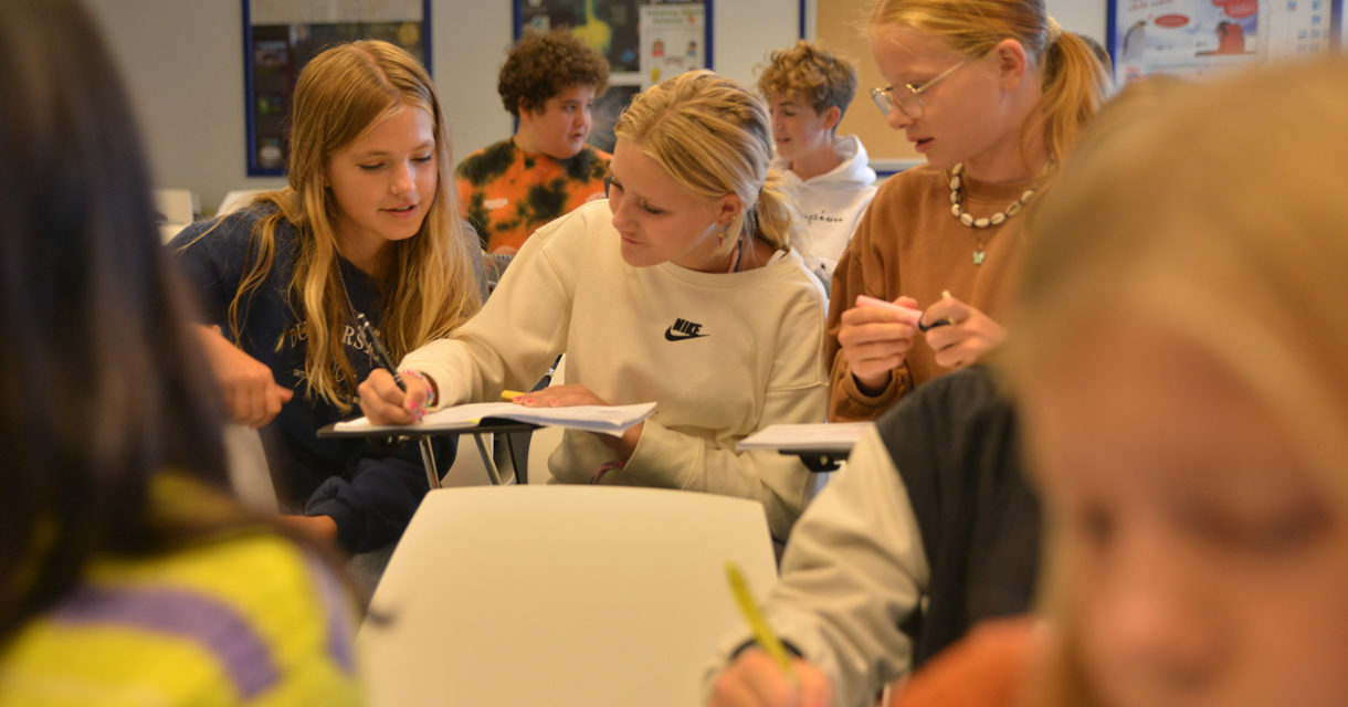 meisjes aan tafel