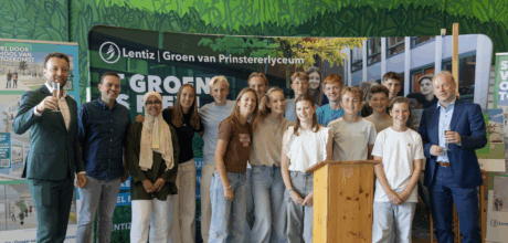 Leerlingen met de wethouder Koen Kegel, directeur Jordi van der Poel en voorzitter Raad van Bestuur van Lentiz onderwijsgroep Rick van Dam