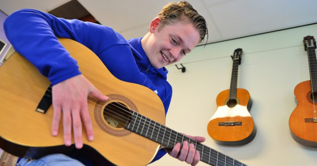 Leerling met gitaar