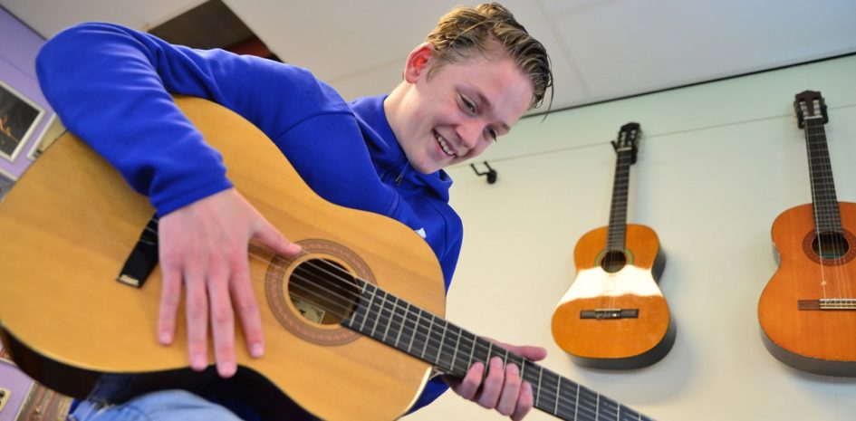 Leerling met gitaar