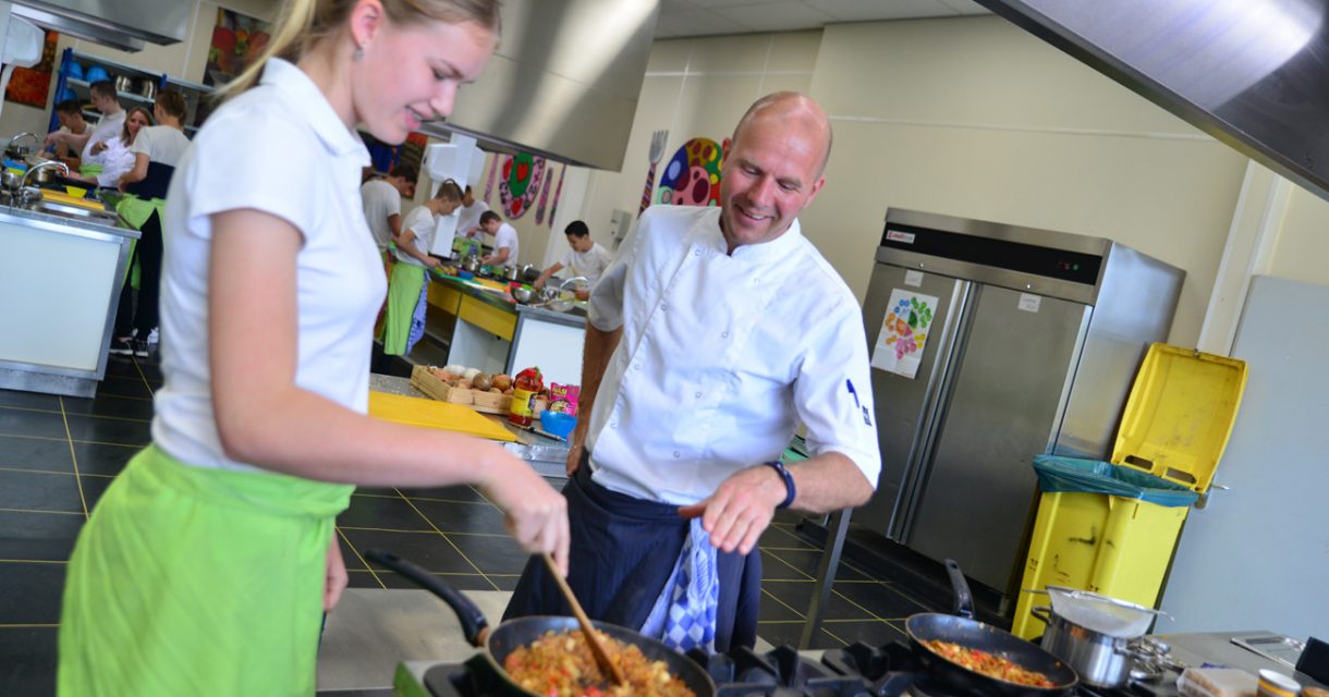 leerling in de keuken