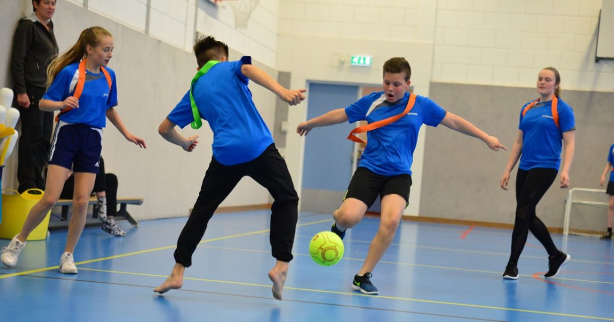 Leerlingen voetballen