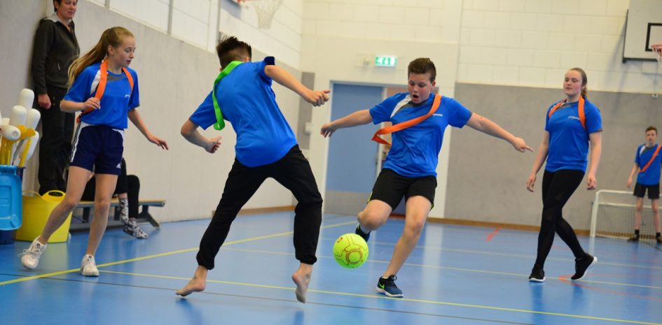 Leerlingen voetballen