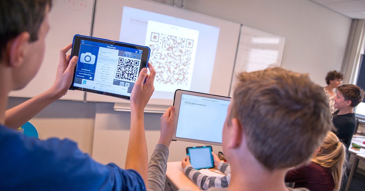 Leerlingen scannen QR-code van het bord.