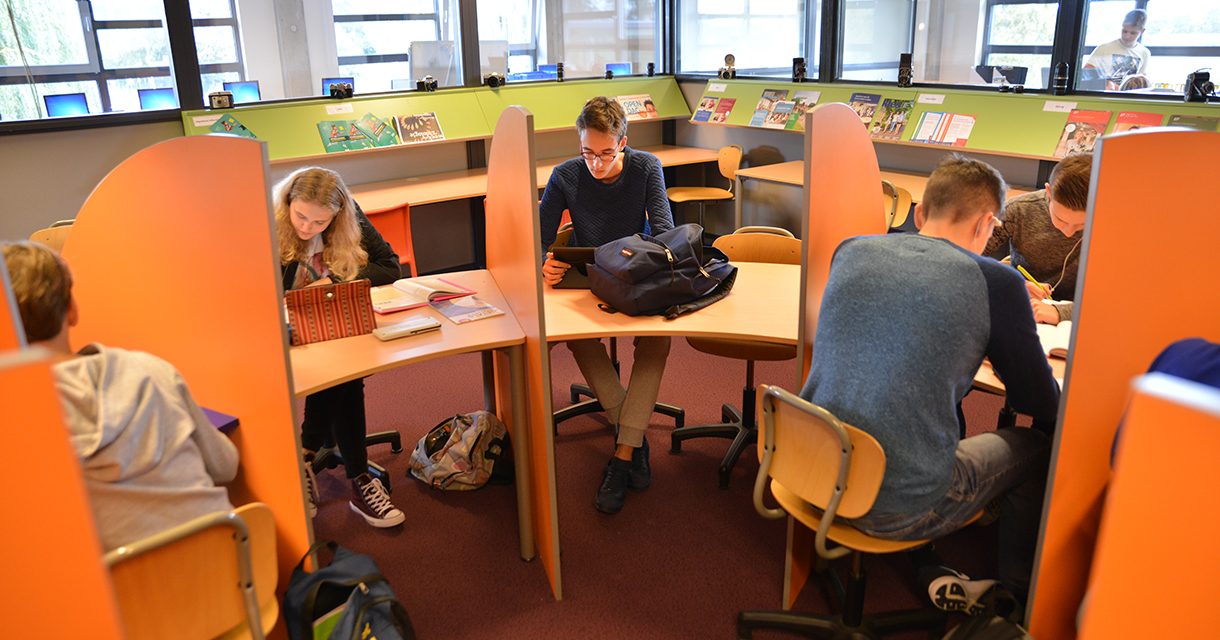 Leerlingen in de studieruimte.