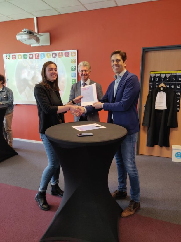 Uitreiking certificaat Stefanie