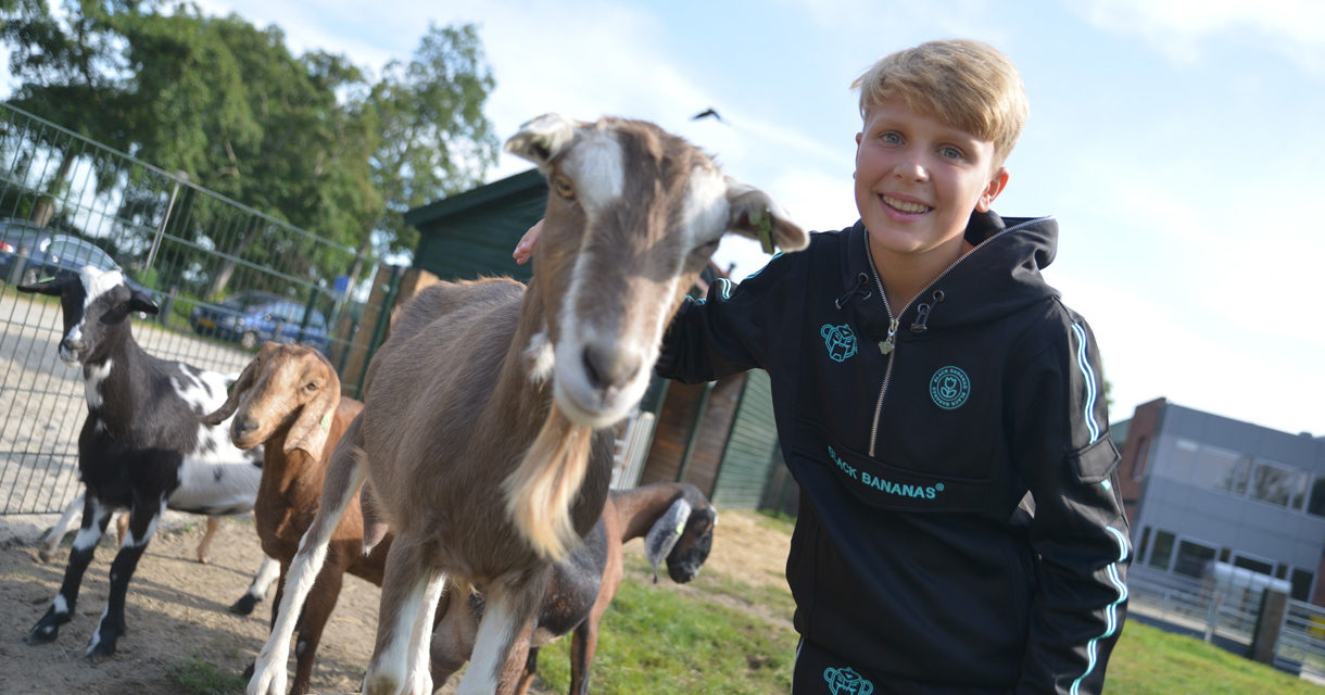 Afbeelding leerling met geit - open dag VMBO Maasland