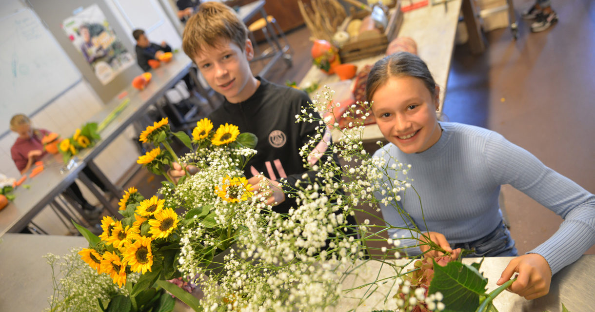 Foto leerlingen tijdens Groen - Skills Talents Bloemwerk