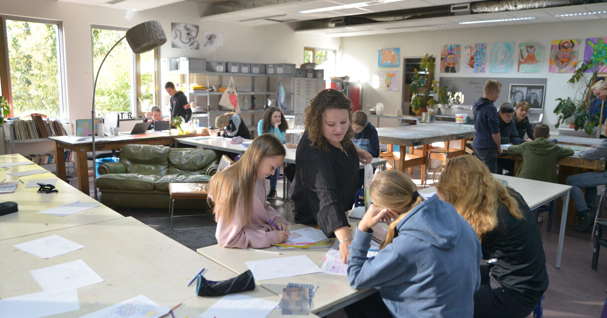 Foto leerlingen bij beeldende vorming op pagina schoolkosten