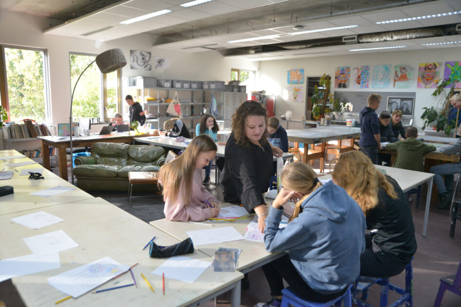 Foto leerlingen bij beeldende vorming op pagina schoolkosten