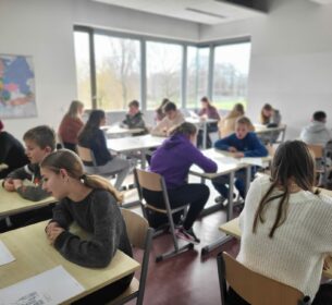 Foto klas Foto leerling tijdens beoordelen Engelse spreekvaardigheid