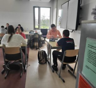 Foto klas Foto leerling tijdens beoordelen Engelse spreekvaardigheid