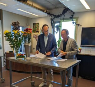 Foto ondertekening contract schoolbibliotheek Lentiz | VMBO Maasland