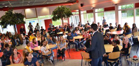 directeur vertelt iets in de aula