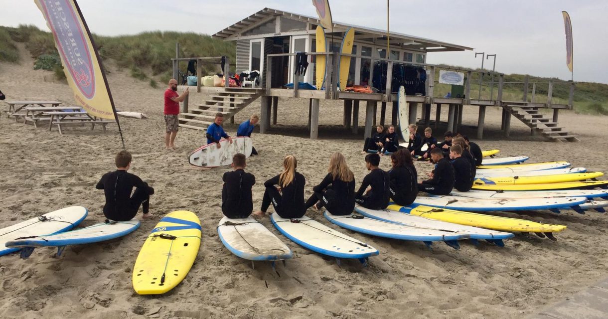 Leerlingen met surfplanken