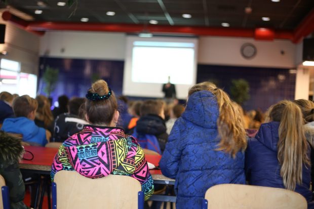 leerlingen zitten in de aula