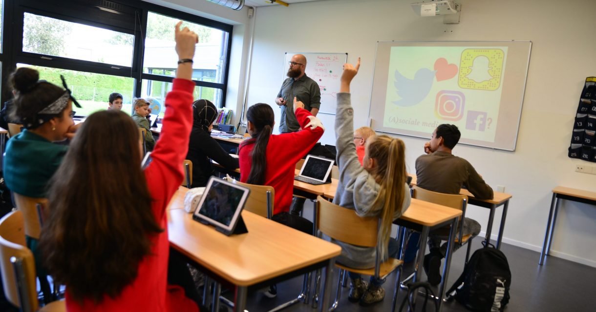 klaslokaal vol met leerlingen bij aardrijkskunde
