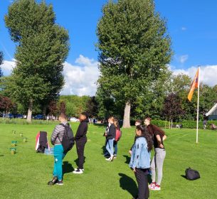 leerlingen aan het golfen