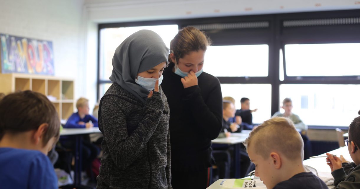 Meisjes helpen een leerling