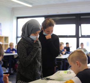 Meisjes helpen een leerling