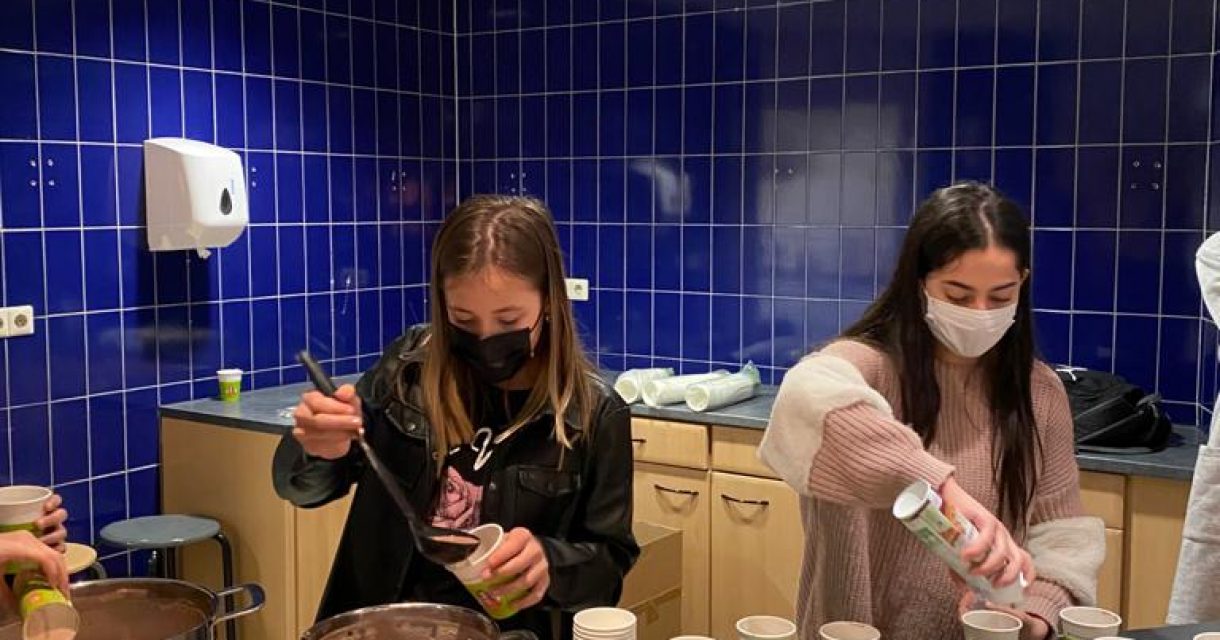 Meisjes schenken chocolade melk inå